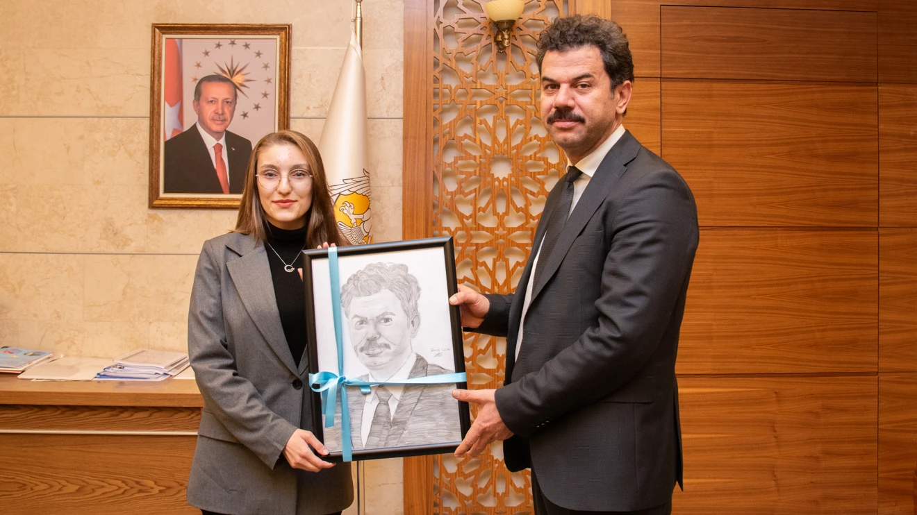 Engelli öğrencilerden Rektör Yılmaz’a anlamlı hediyeler